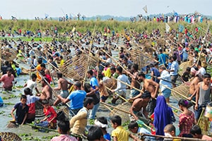 عکس از روستاییان هریپور و بالیپارا در جشنواره سالانه ماهیگیری با نیزه